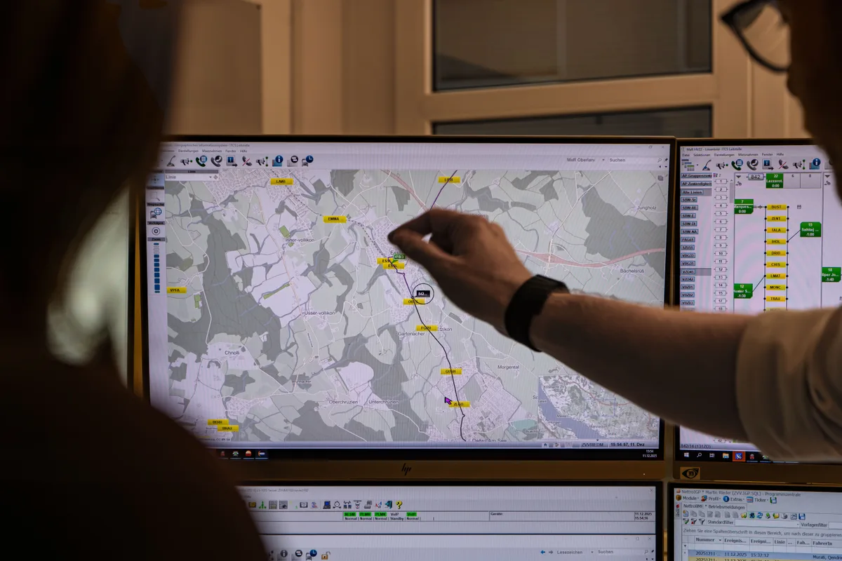 Man sieht, wie jemand auf einen Bildschirm zeigt.